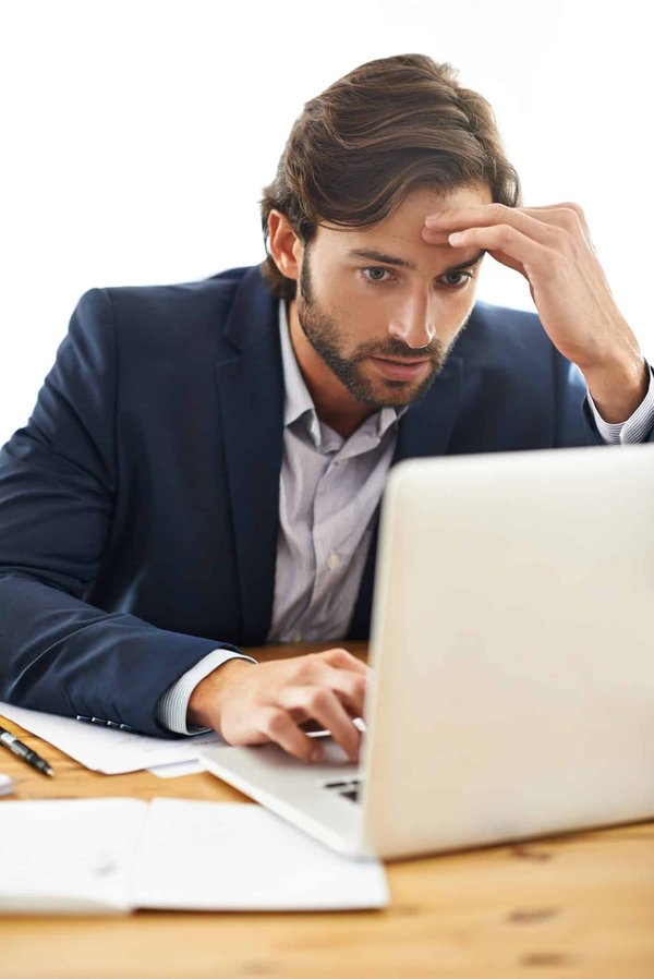 Comment gérer les complications des maladies auto-immunes rares comme le syndrome de Behçet?