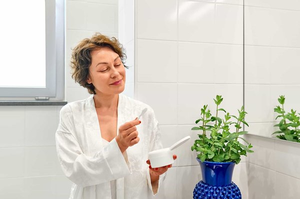 Quelle est l'importance de l'hydratation adéquate pour la performance physique et quels sont les signes de déshydratation à surveiller?